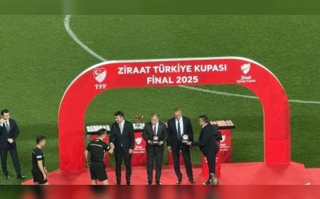 TFF Başkanı Hacıosmanoğlu'na kupa töreninde protesto: Taraftardan sert tepki