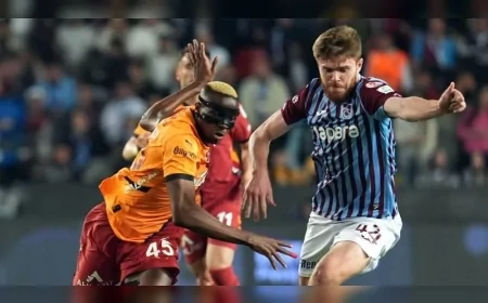 Ziraat Türkiye Kupası finalinde Trabzonsporlu Batagov sedyeyle oyunu terk etti