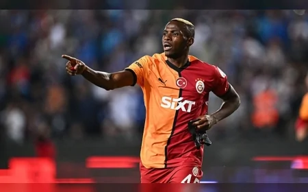 Galatasaraylı Osimhen'den uçakta taraftarı coşturacak açıklama: 'Kalmayı düşünüyorum'