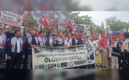 İsrail Büyükelçiliği önünde siyah çelenk bırakıldı: 'Gazze’de yaşananlar artık bir soykırımdır'
