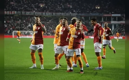 Galatasaray 5. yıldız coşkusunu taraftarıyla kutlayacak: Sezonun son maçı Başakşehir'e karşı
