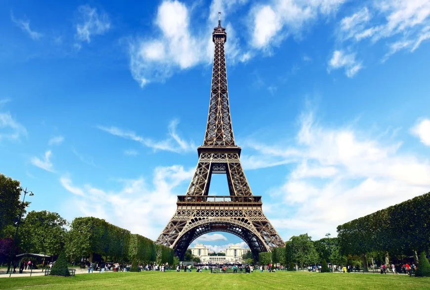 Sıcak Havalarda Eiffel Kulesi Uzuyor: Yaz Aylarında 15 Santimetreye Kadar Büyüyor