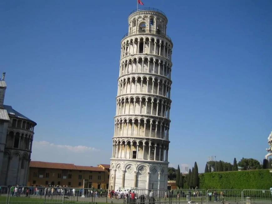 800 Yıllık Sır: Pisa Kulesi Neden Hâlâ Eğik Duruyor?