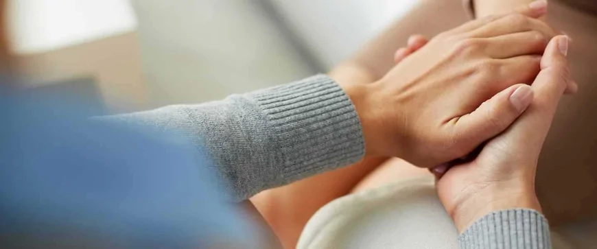 Parkinson’un ilk sinyalleri yıllar öncesinden geliyor: Donuk yüz, yavaş adımlar ve gece çırpınmaları