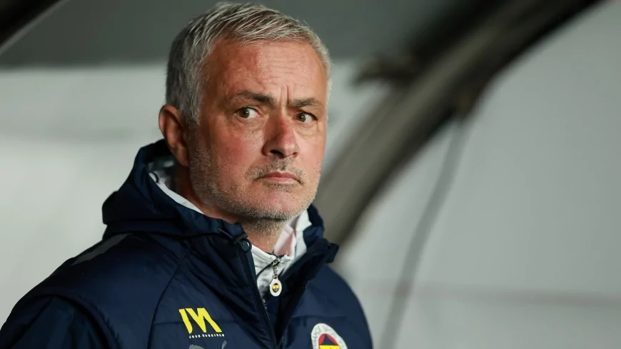 Fenerbahçe'de Jose Mourinho'dan radikal karar: 14 yabancı futbolcu kadro dışı bırakıldı