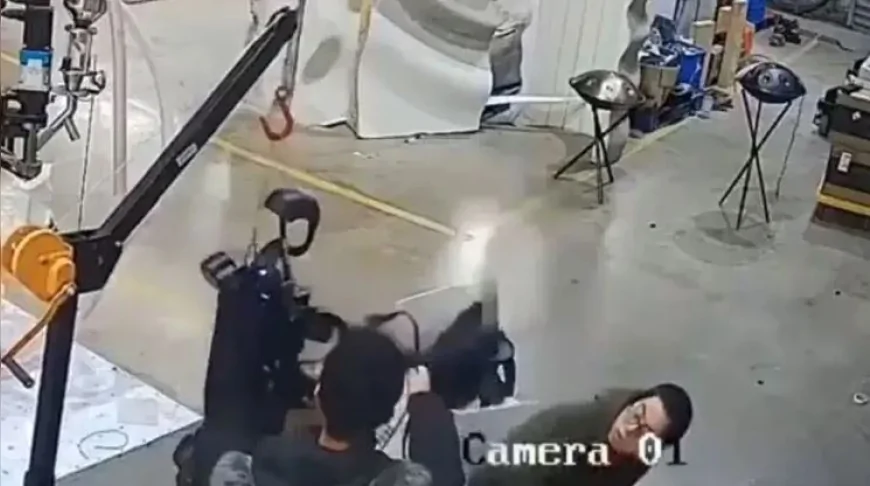 Çin'de insansı robot kontrolden çıktı: İşçilere saldıracak gibi hareket etti