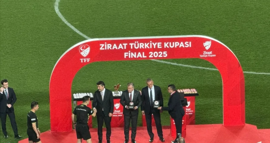 TFF Başkanı Hacıosmanoğlu'na kupa töreninde protesto: Taraftardan sert tepki