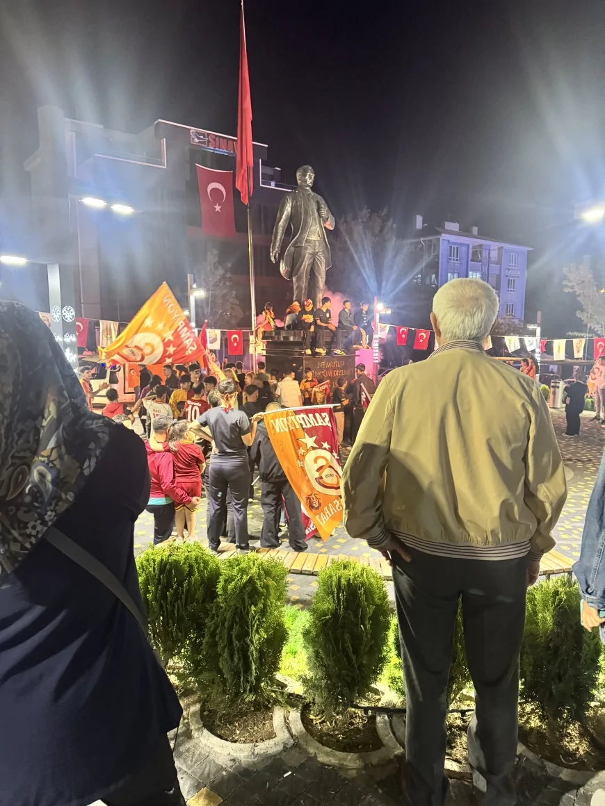 Galatasaray’ın 25. şampiyonluğu Etimesgut’ta meşaleler ve tehlikeli görüntülerle kutlandı