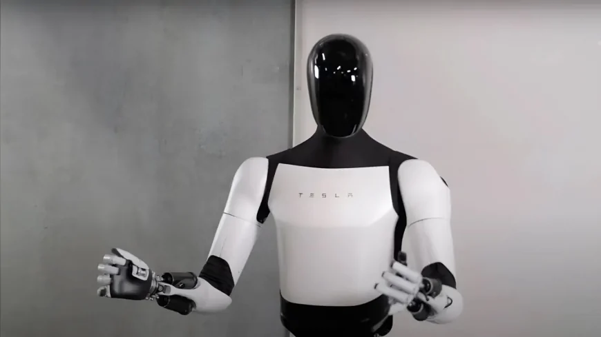 Optimus günlük işlerde insan gibi çalıştı: Tesla'nın robotu artık çöp atıyor, yemek karıştırıyor