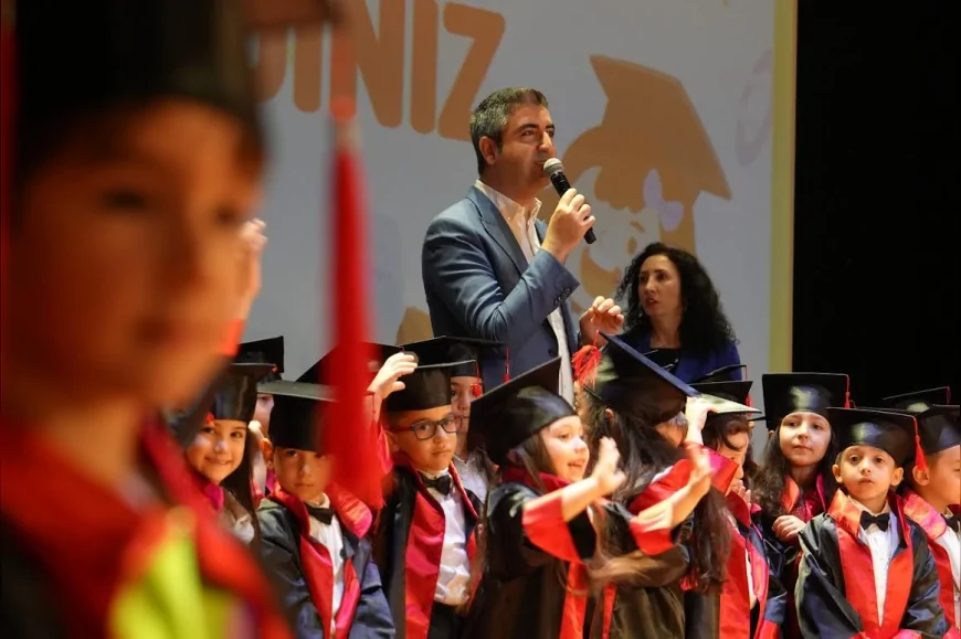 Kartal’da 300 Minik Mezun Sahneye Çıktı: Gökhan Yüksel’den Umut Mesajı: ‘Kimse Umudunu Kaybetmesin’