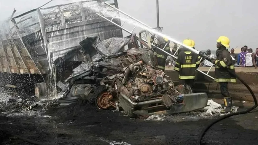 Nijerya’da facia: Hız yapan yolcu otobüsü kamyona çarptı, 5’i çocuk 19 ölü