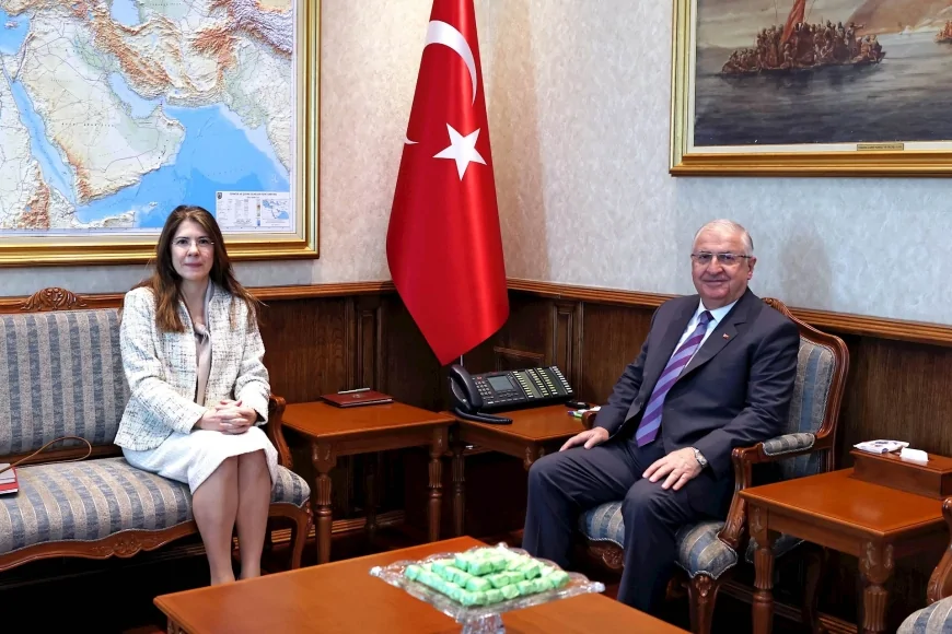 Bangkok’a Atanan Jülide Kayıhan, Milli Savunma Bakanı Yaşar Güler’le Bir Araya Geldi