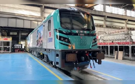 Türkiye’nin ilk yerli elektrikli lokomotifi E5000 raylara indi: 95 adet üretilecek