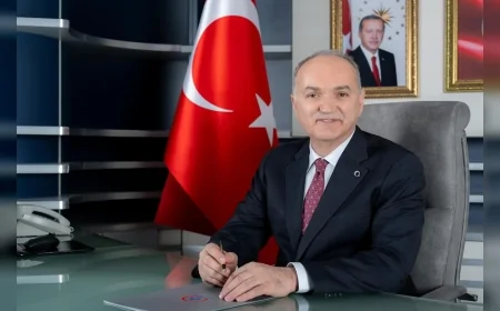 Faruk Özlü'den Kurban Bayramı Mesajı: 'Bereketi ve huzuru paylaşacağımız nice bayramlar diliyorum'