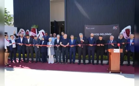Pivot Door’dan dev atılım: Yapay zekâ destekli kapılarla 35 ülkeye ihracat yapan firma, üretim tesisi, Ar-Ge merkezi ve mağazasını aynı anda açtı