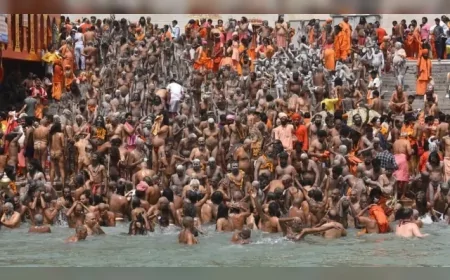 Hindistan'da milyonlarca kişi Ganj Nehri'ne girerek arınmaya çalışıyor