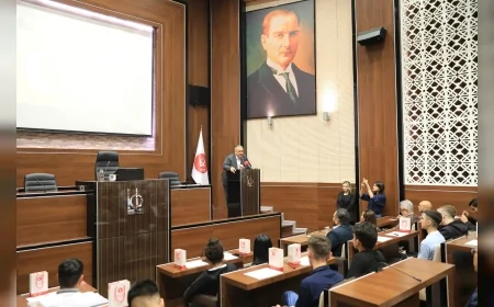 Keçiören Belediyesi’nde staj yapan öğrencilere anlamlı veda: Özarslan teşekkür belgesi verdi