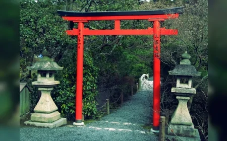 Japon inanç sisteminde bayraktan farklı olarak kutsallığı 'torii kapısı' simgeliyor