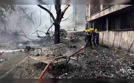 Hindistan'da 244 kişilik yolcu uçağı yerleşim alanına düştü: Enkazda can pazarı!