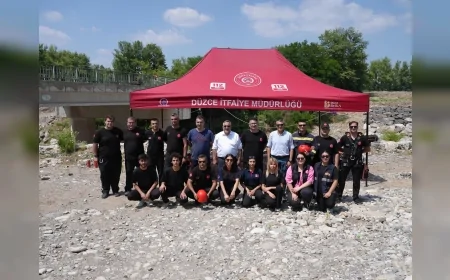 Düzce İtfaiyesi'nden nefes kesen tatbikat: Suyun ortasında mahsur kalan kazazede böyle kurtarıldı