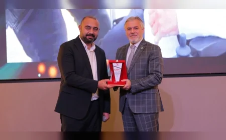 Yeniden Refah Partisi Genel Başkan Yardımcısı Mehmet Altınöz, Merhamet ve Emek Ödül Töreni’nde Konuştu: ‘Bu Milletin Külünü Üflesen Altından İman Çıkar’