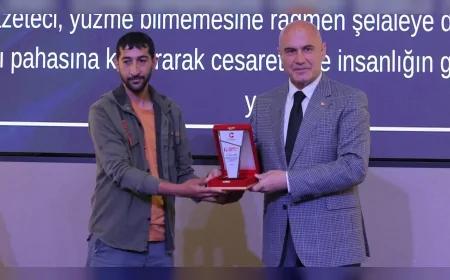 İYİ Parti Grup Başkanvekili Op. Dr. Turhan Çömez, Merhamet ve Emek Ödül Töreni’nde Konuştu: ‘Hayat Kurtarmak Cesaret İster, Bu Tören Samimiyeti Gösterdi’