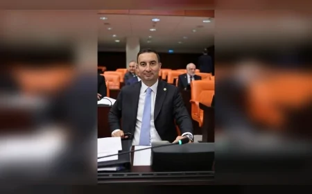 İYİ Parti İstanbul Milletvekili Burak Akburak: 'Bir baba çocuğu kazanmasın diye dua ediyor, Türkiye'nin gücü gençlerinin hayal kurabildiği bir gelecekten gelir'