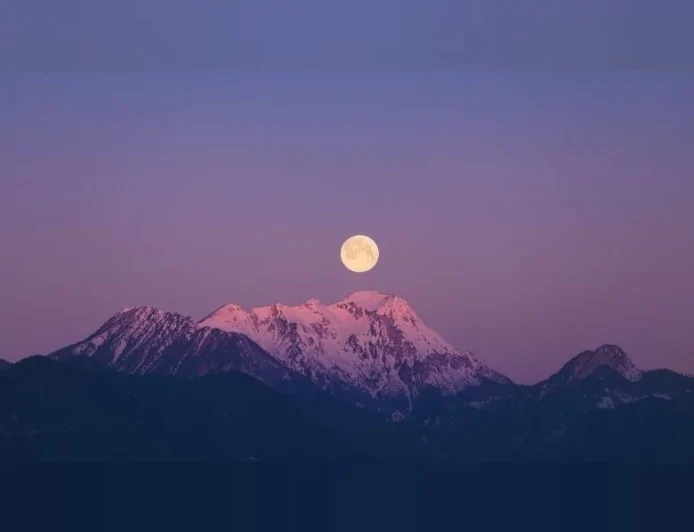 Çilek Dolunayı Burçları Karıştıracak: İşte Hayatınızda Büyük Değişimlere Sebep Olacak 4 Burç