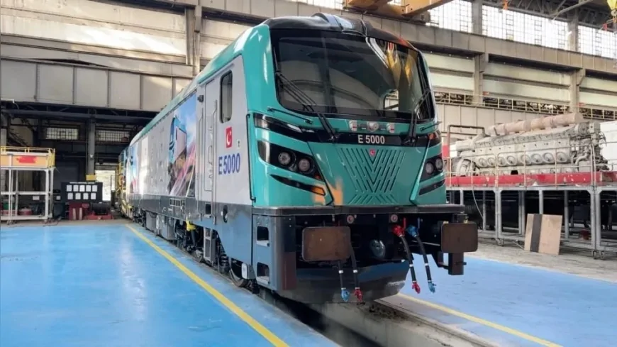 Türkiye’nin ilk yerli elektrikli lokomotifi E5000 raylara indi: 95 adet üretilecek