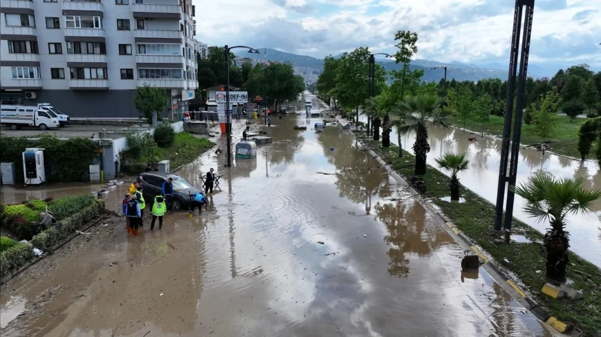 Trabzon’da 1 Saatte 63 Kg Yağış: Esnaf Aynı Kabusu 9 Yıl Sonra Yeniden Yaşadı