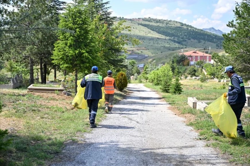 Altındağ'da Bayram Öncesi Mezarlıklara Kapsamlı Temizlik ve Bakım Yapıldı
