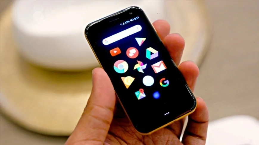 Cebe Sığan Akıllı Telefon: NanoPhone'un Boyutu Kredi Kartıyla Yarışıyor