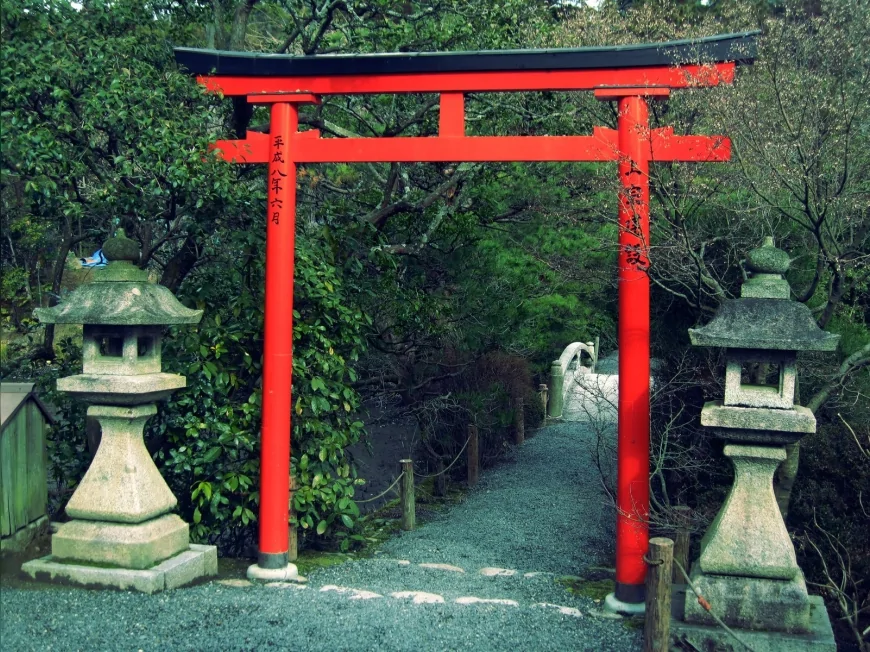 Japon inanç sisteminde bayraktan farklı olarak kutsallığı 'torii kapısı' simgeliyor