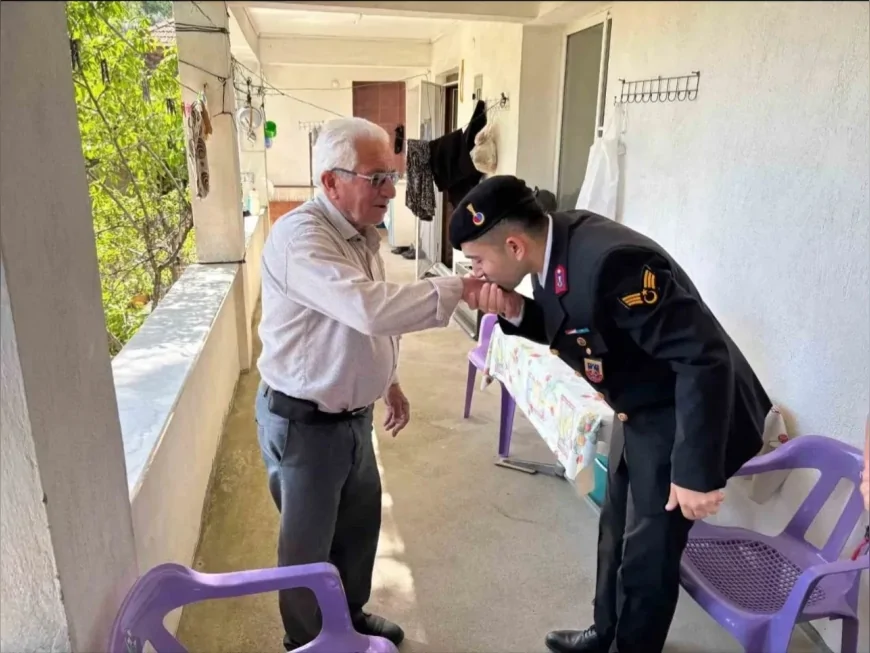 Jandarma’dan Şehit Ailelerine ve Gazilere Bayram Ziyareti: 'Yalnız Değilsiniz' Mesajı Verildi