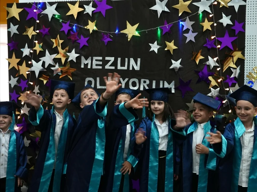 Düzce'de Minik Mezunların Renkli Günü: Çocuk Üniversitesi Yıldızlar Sınıfı Veda Etti