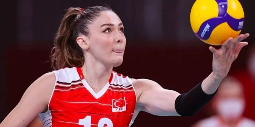 Zehra Güneş'in tatil pozu sosyal medyayı salladı: Dantel elbiseli karelerine beğeni yağdı