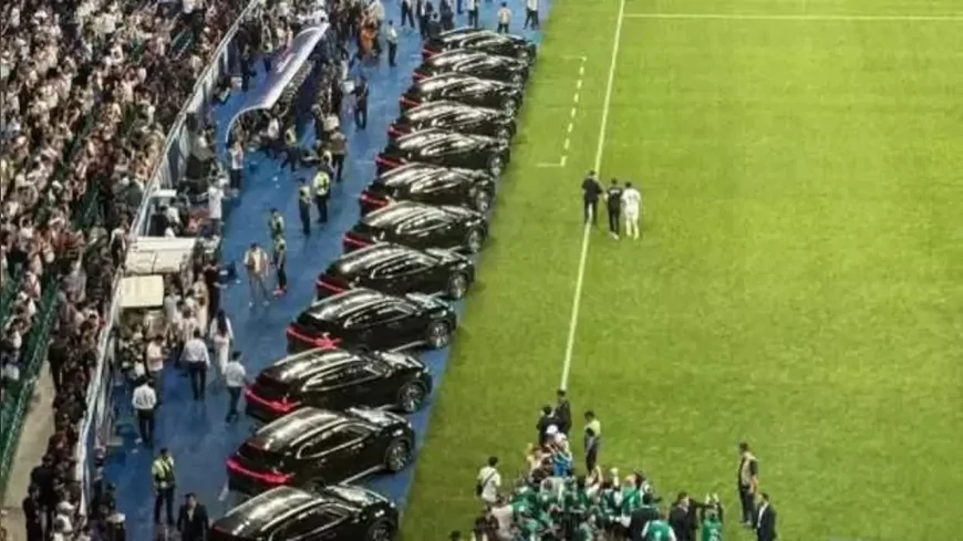 Dünya Kupası bileti alan Özbek futbolculara otomobil jestiyle ödül verildi