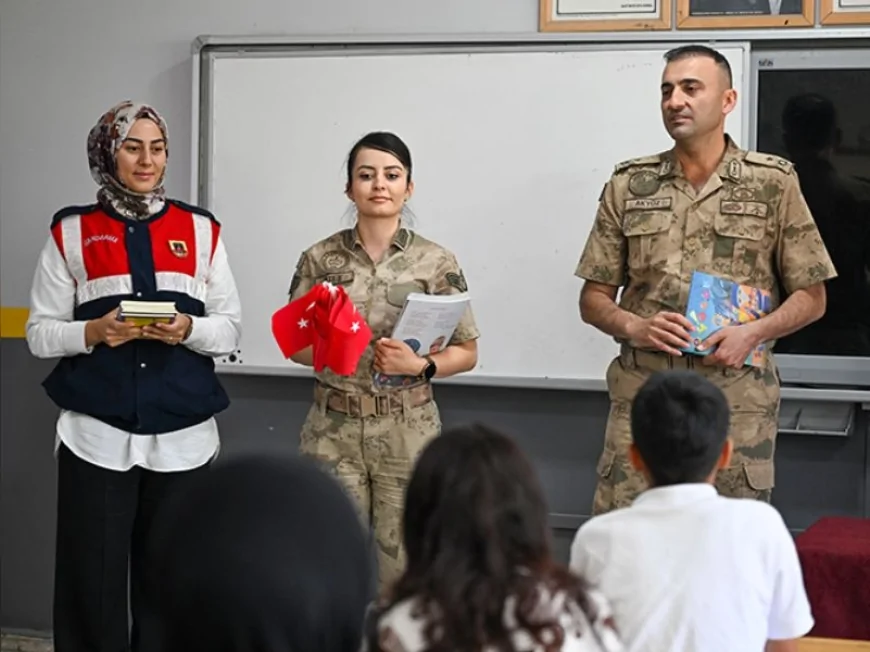 Van'da Jandarma Ekipleri 64 Binden Fazla Öğrenciyle Birebir Temas Kurdu