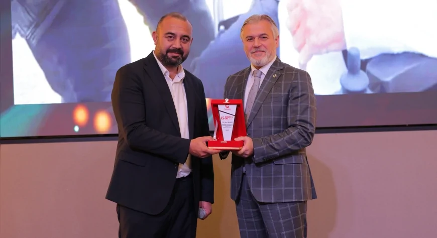 Yeniden Refah Partisi Genel Başkan Yardımcısı Mehmet Altınöz, Merhamet ve Emek Ödül Töreni’nde Konuştu: ‘Bu Milletin Külünü Üflesen Altından İman Çıkar’