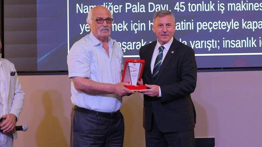 Yeniyol Partisi Grup Başkanvekili Doç. Dr. Selçuk Özdağ, Merhamet ve Emek Ödül Töreni’nde Konuştu: ‘Bu Milleti Ayakta Tutan Merhamet, Ahlak ve Liyakattir’