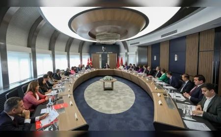 CHP'li üç büyükşehir belediye başkanının gözaltına alınması sonrası MYK acil toplandı