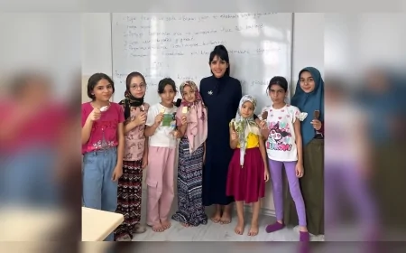 Cansu Karabacak dört Kuran kursuna destek verdi, çocuklara eğitim materyali dağıttı