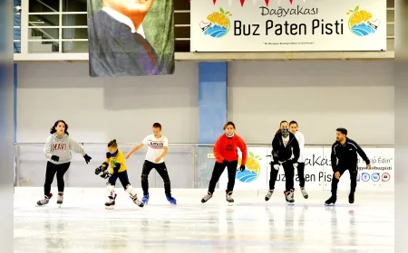 Antalya'da 47 dereceyi bulan sıcaklara karşı doğal buz pisti yoğun ilgi görüyor