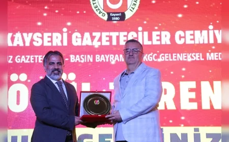 Başkan Memduh Büyükkılıç’a Basın Camiiasından Teşekkür Plaketi: “Kayseri Markasına Olan Katkılarınızdan Dolayı”