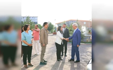 İbrahim Çeçen’den Ağrı Belediyesi’ne anlamlı ziyaret: Kentin geleceği üzerine görüş alışverişi yapıldı