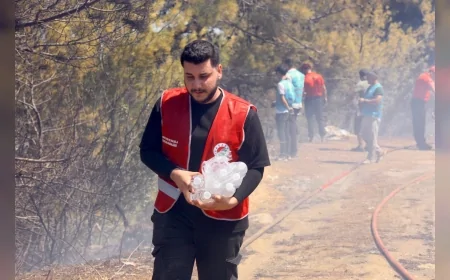 Kepez Belediyesi, Aksu ve Muratpaşa’daki yangınlara araç ve personel desteğiyle müdahale etti