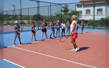 Kuşadası Belediyesi’nin ücretsiz tenis kursları çocuklardan yoğun ilgi görüyor