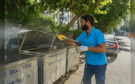 Yunusemre Belediyesi yaz sıcaklarında kötü kokuya karşı konteynerleri düzenli dezenfekte ediyor!