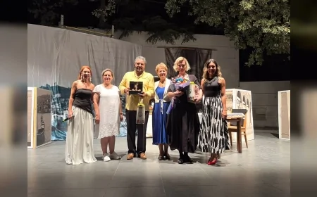 Burhaniye 6. Kitap Fuarı’nda tiyatro gecesi: Ayvalık Belediye Tiyatrosu’ndan “Seni Alırsa Fırtına” sahnelendi