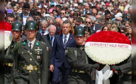 Özgür Özel, Lozan’ın 102’nci yılında Anıtkabir’de Atatürk ve İnönü’nün kabirlerini ziyaret etti